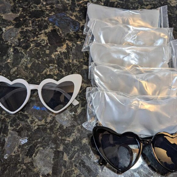 Bride Tribe Heart Shaped Sunglasses - 7 pieces - White and Black - Picture 1 of 5